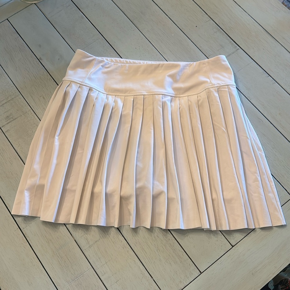 ATHLETA | Levitate/Elevate white tennis skort 
EUC Sz Medium